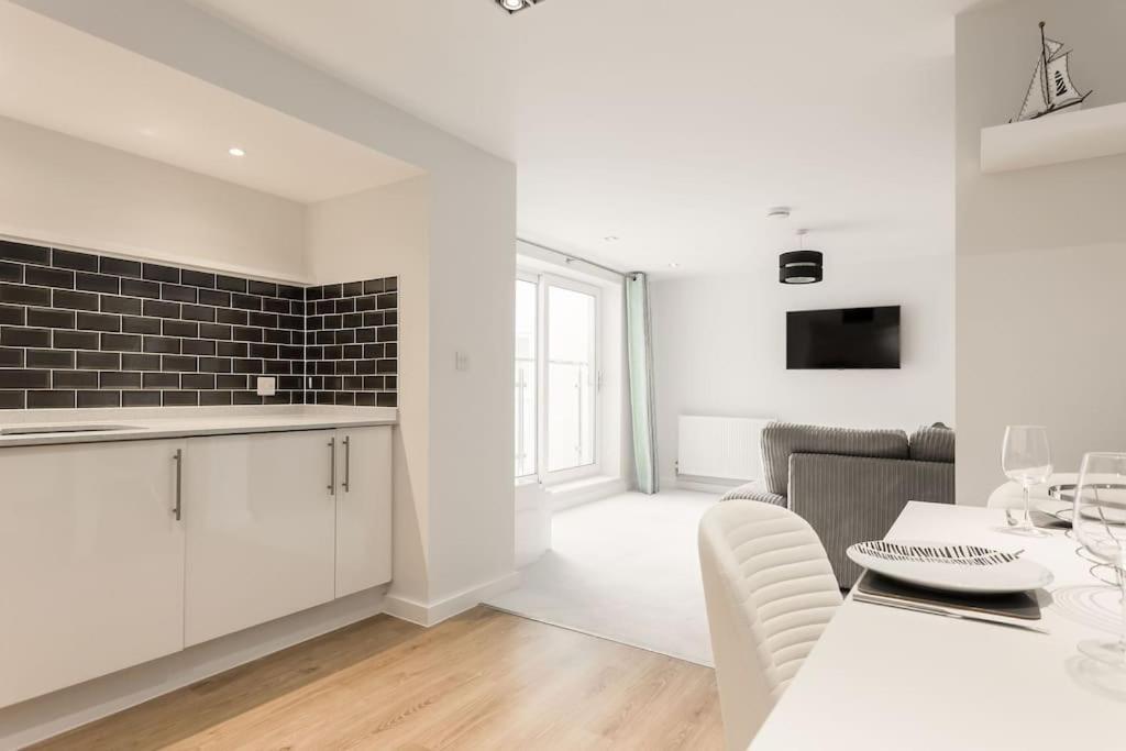 Stunning 2 Bed Apartment, Fabulous Sea View & 2 Minutes To Beach With Parking Bournemouth Exterior foto